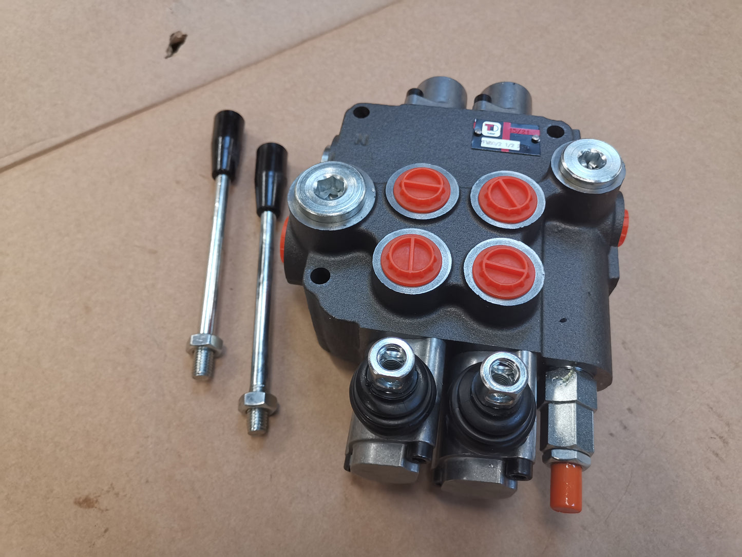 Monoblock handbediende klep dubbelwerkend met drukbegrenzingsventiel 80 l/min