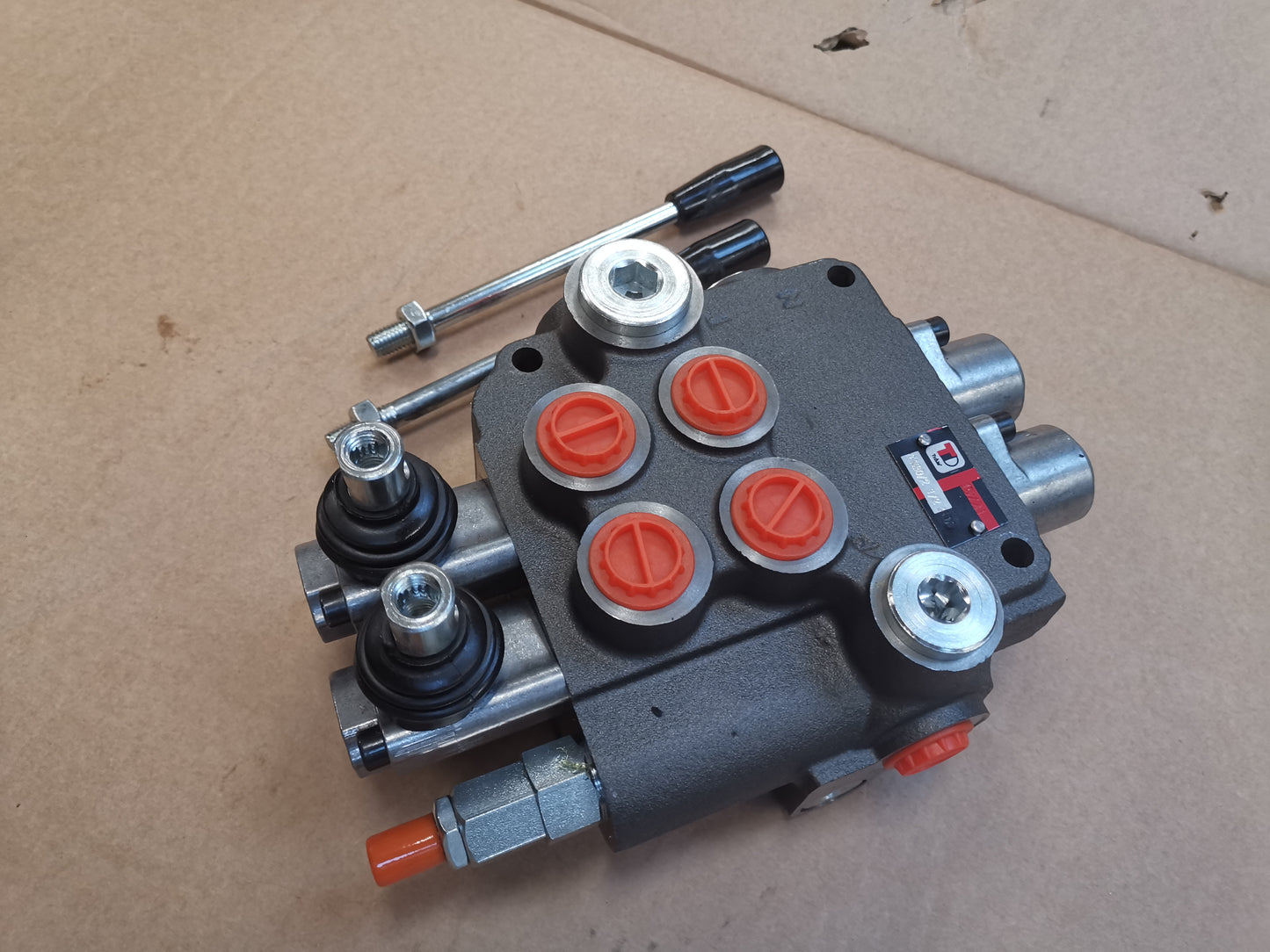 Monoblock handbediende klep dubbelwerkend met drukbegrenzingsventiel 80 l/min