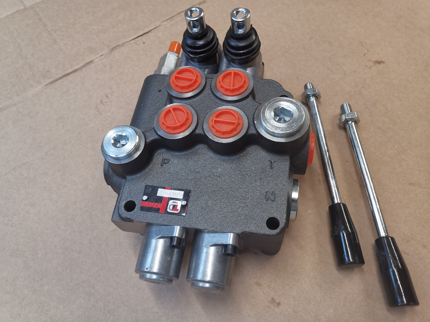 Monoblock handbediende klep dubbelwerkend met drukbegrenzingsventiel 80 l/min