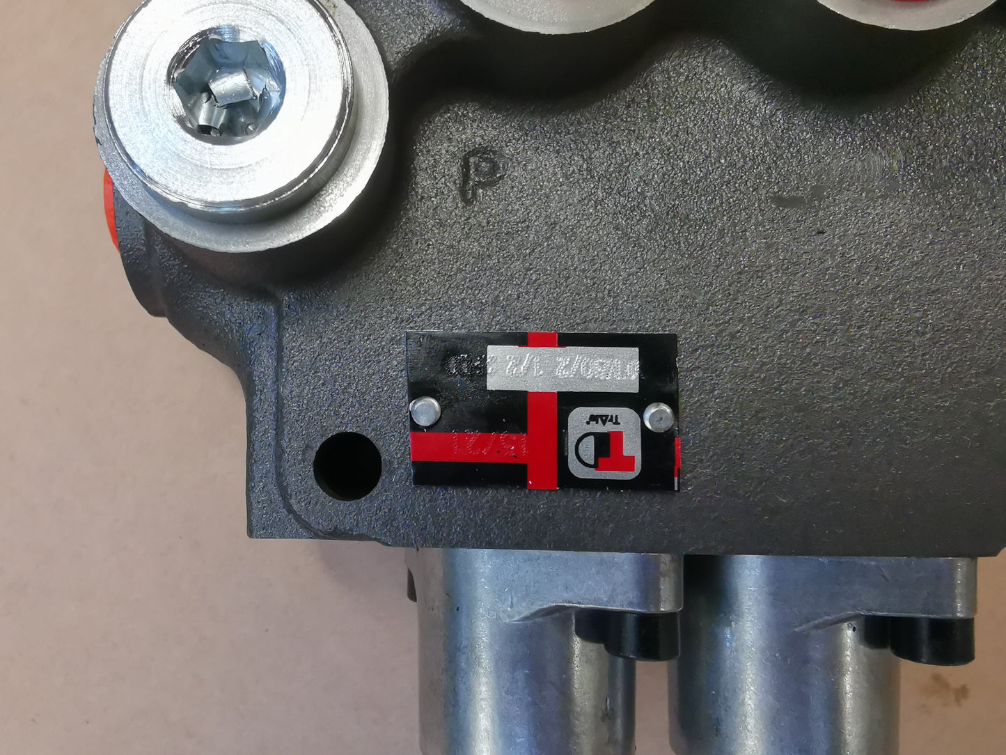 Monoblock handbediende klep dubbelwerkend met drukbegrenzingsventiel 80 l/min