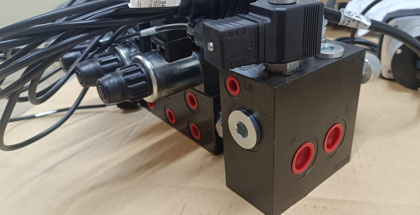 Blocco valvole 4 vie elettrico proporzionale con joystick