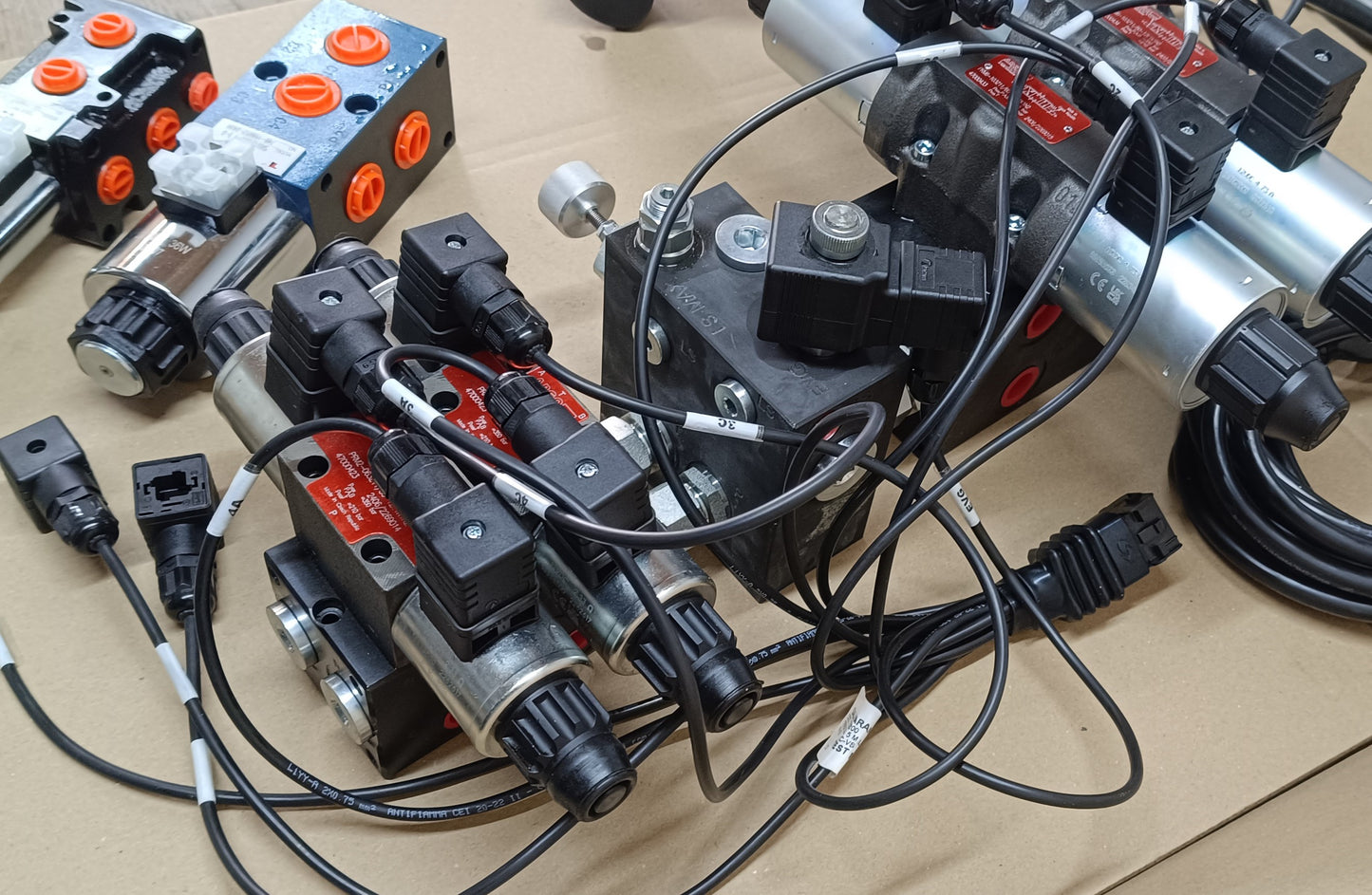 Blocco valvole 6 vie elettrico proporzionale con joystick