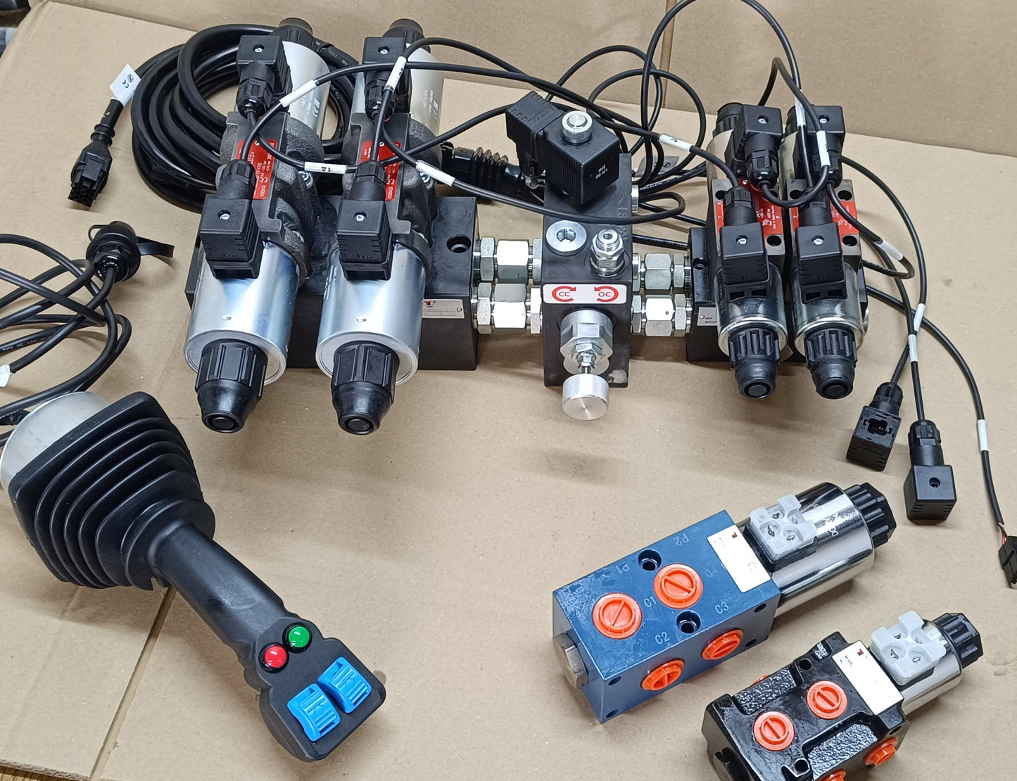 Blocco valvole 6 vie elettrico proporzionale con joystick