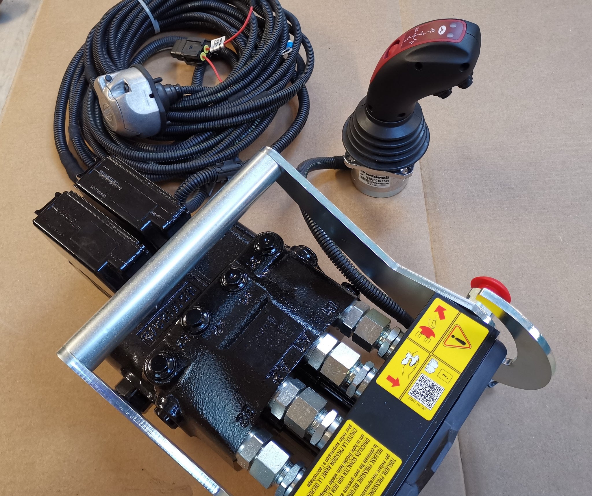 Frontladerventil Walvoil elektrisch proportional mit FASTER Kupplung ...